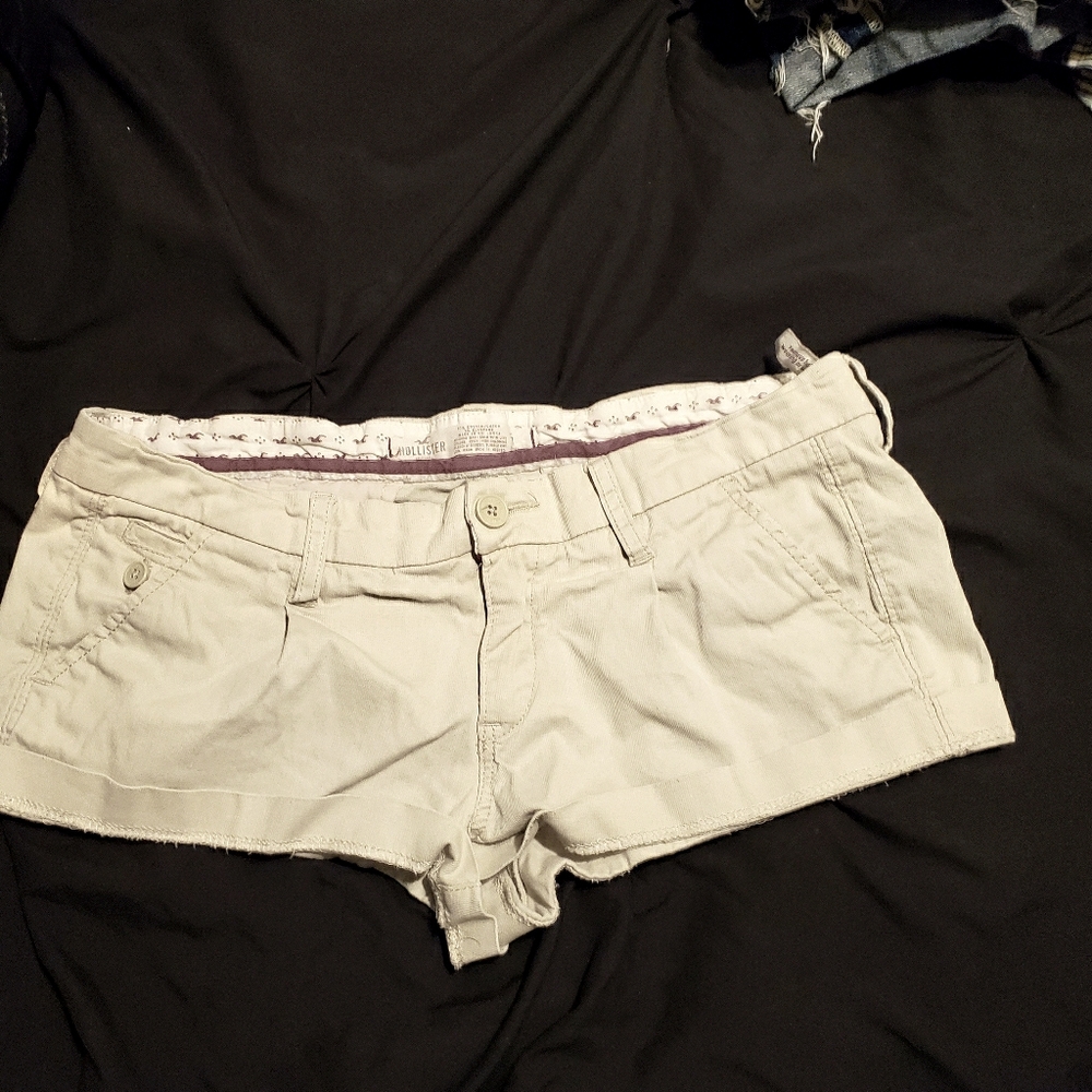 ADORABLE BEIGE AMERICAN EAGLE SHORTS